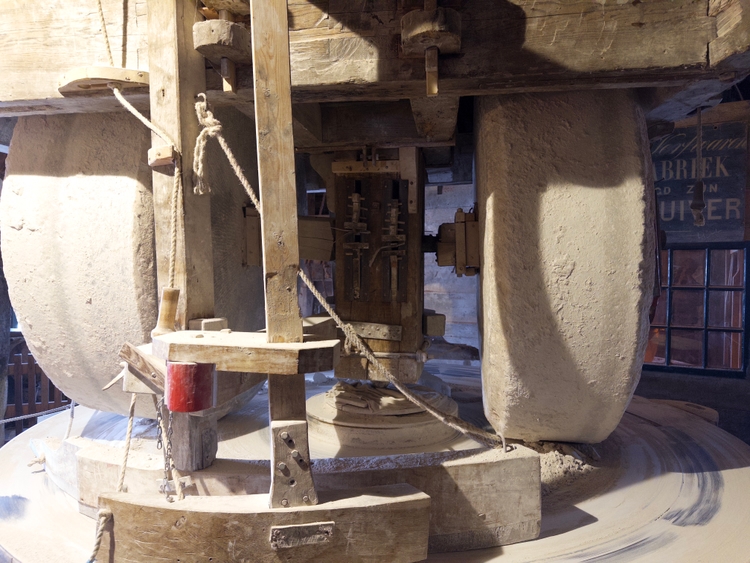 Rolling stones for crushing the dyes