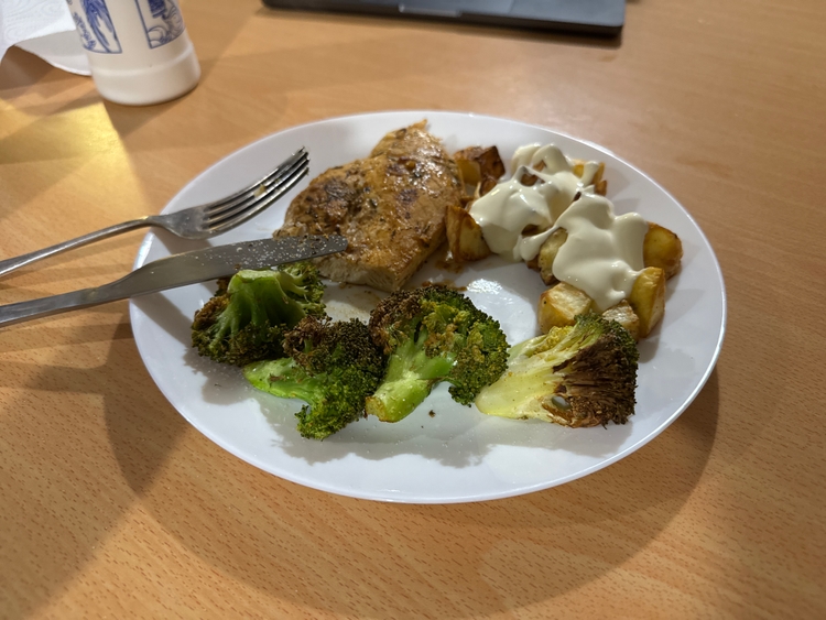 Sauteed chicken with potatoes and broccoli