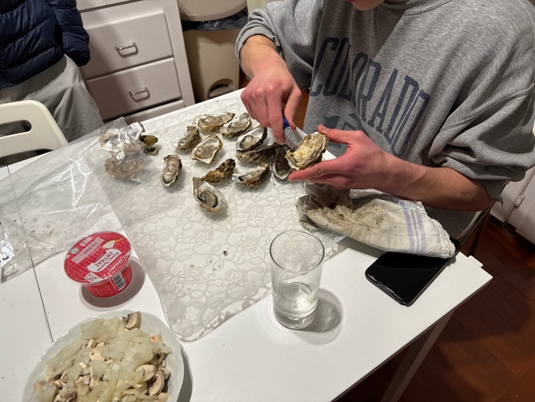 Mo shucking oysters