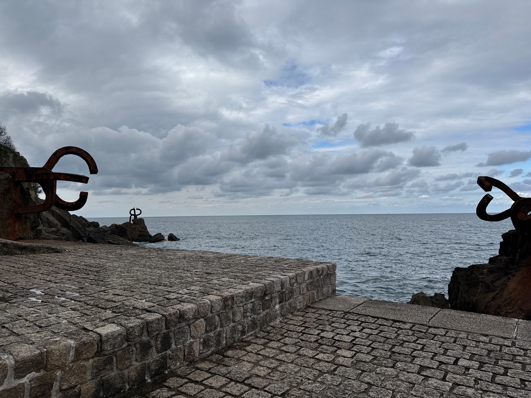 Mo's monument, sets of intersecting wrought iron bars
