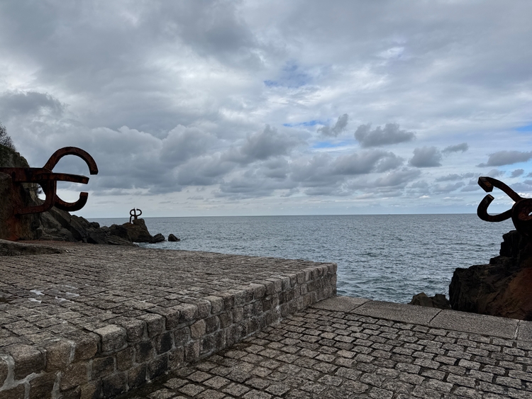 Mo's monument, sets of intersecting wrought iron bars