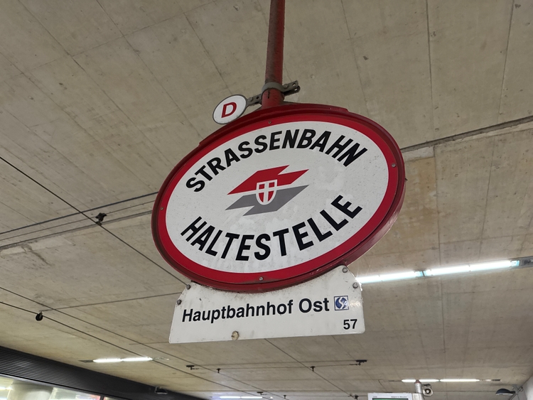 A transit sign in Vienna for the streetcar